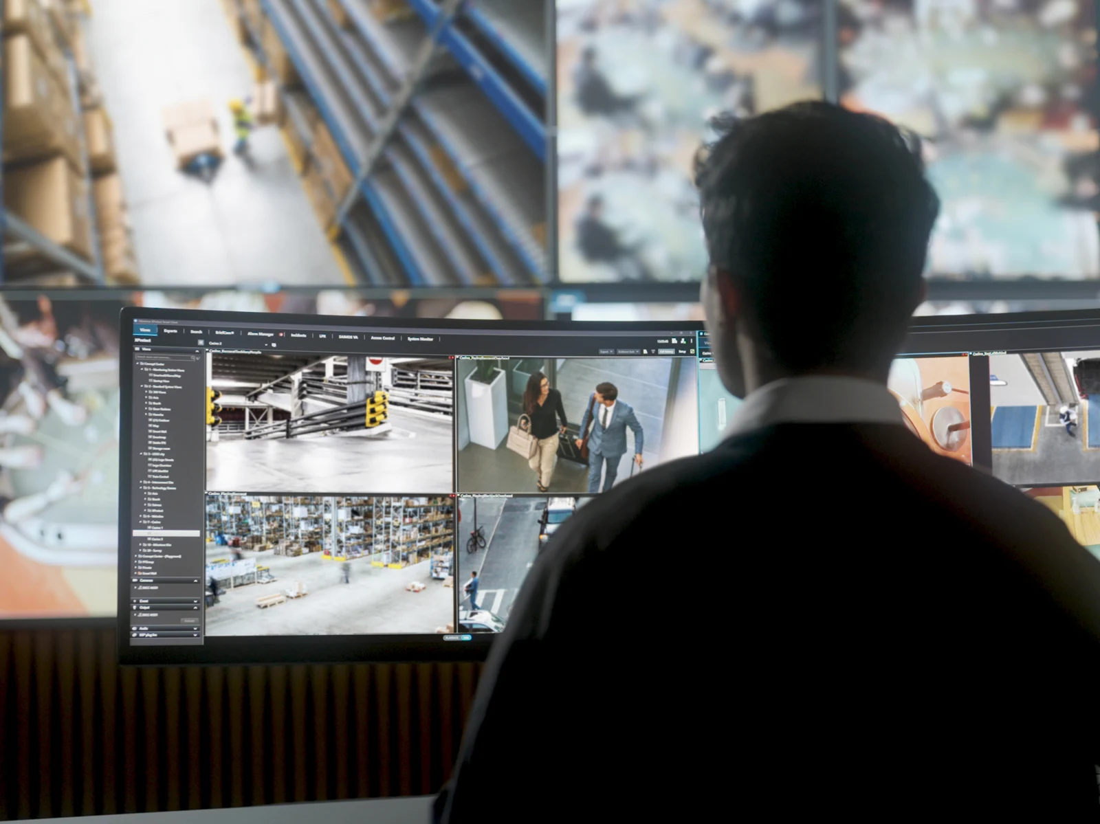 Stanowisko operatora korzystającego z systemu zarządzania wideo XProtect
